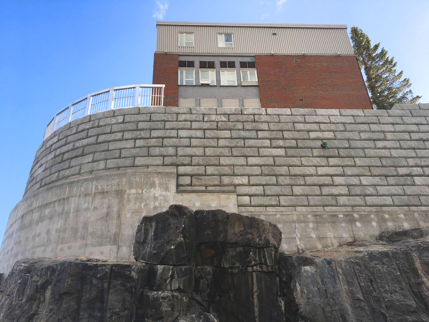 Mur de soutènement – Jonquière Inter-Projet Construction | Entrepreneur général en génie civil et bâtiment au Québec