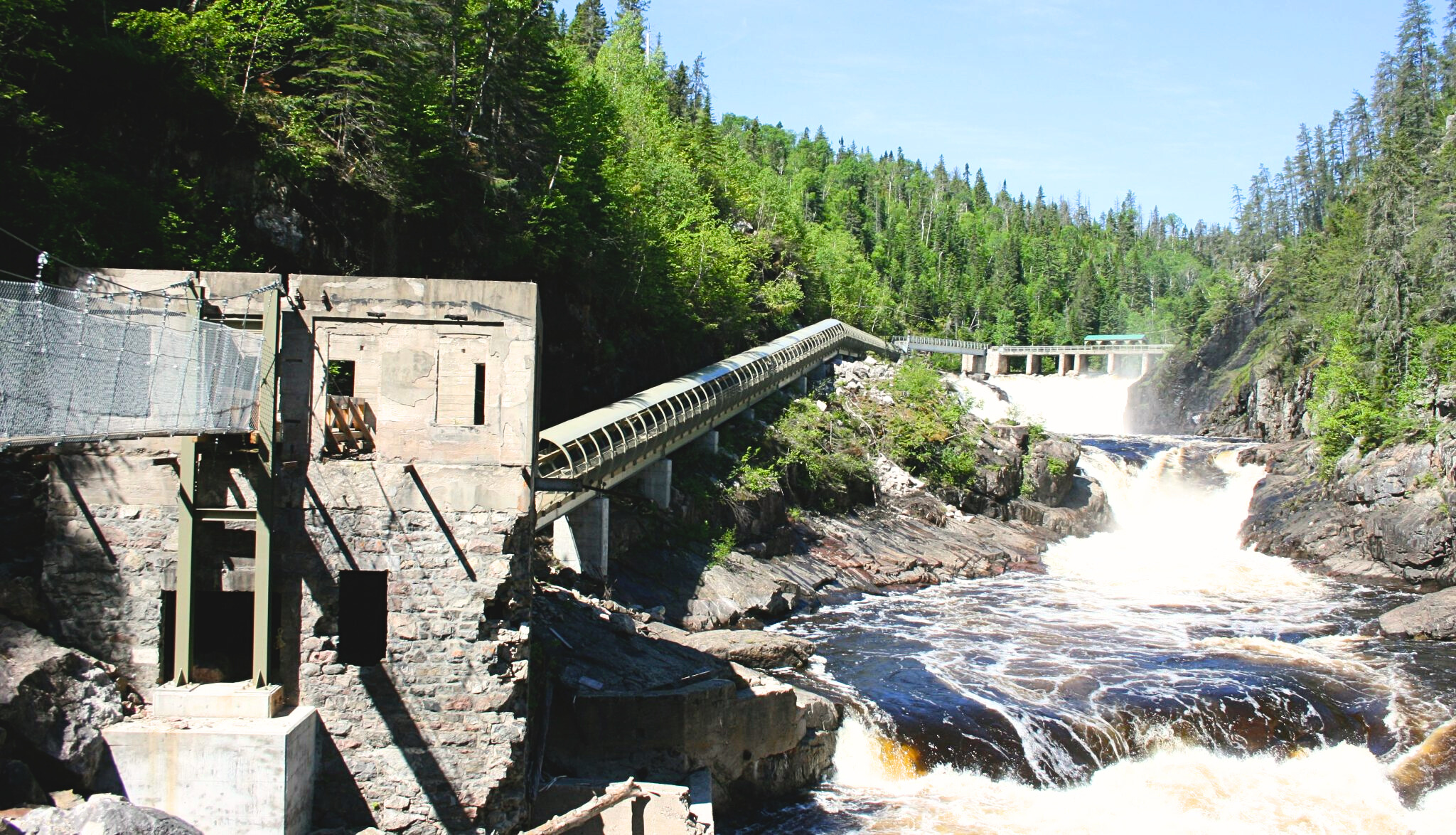 Passerelle en milieu naturel – Trou de la Fée Inter-Projet Construction | Entrepreneur général en génie civil et bâtiment au Québec
