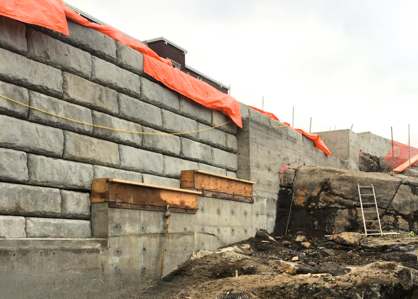 Mur de soutènement – Jonquière Inter-Projet Construction | Entrepreneur général en génie civil et bâtiment au Québec