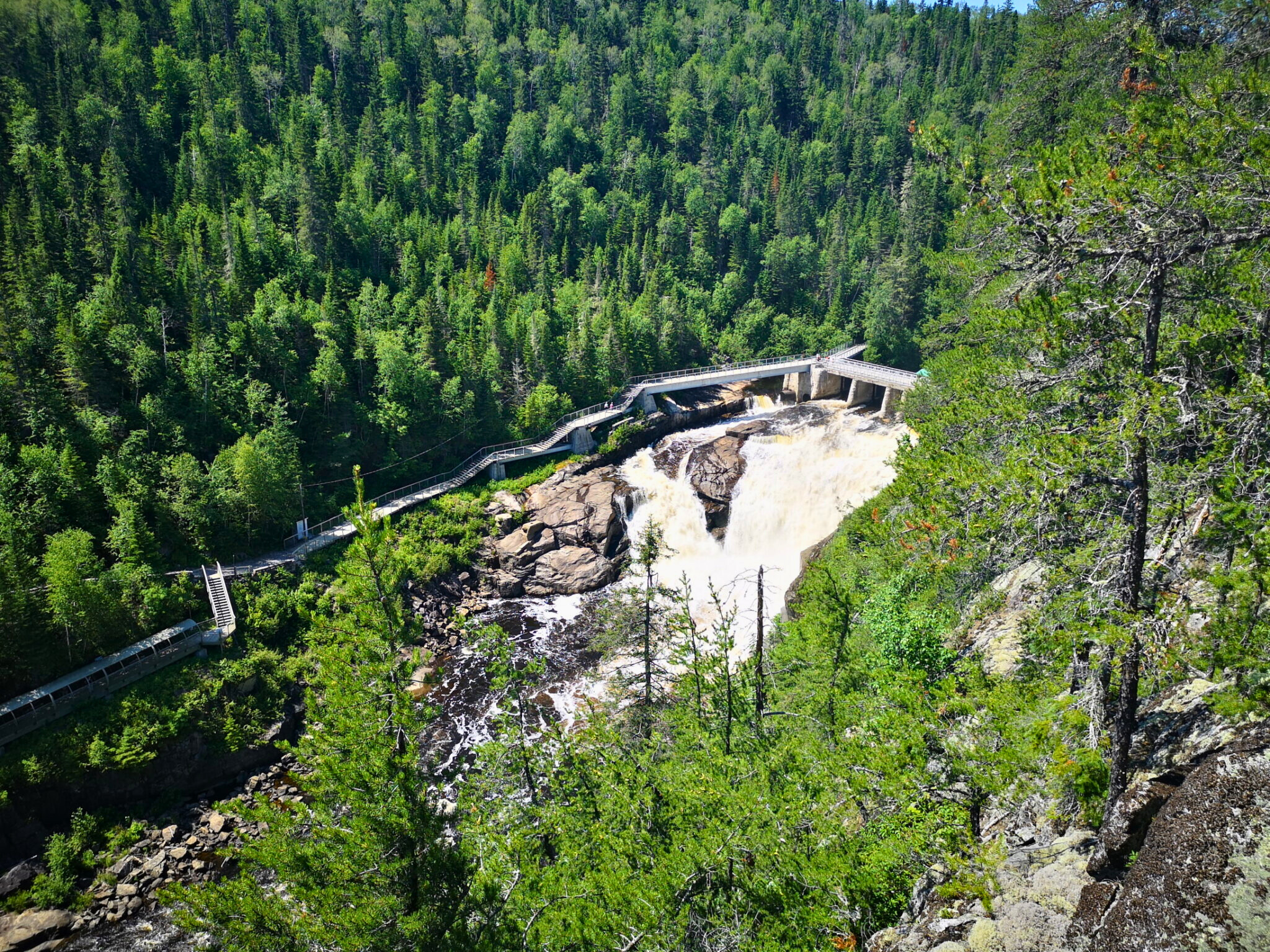Passerelle en milieu naturel – Trou de la Fée, Saguenay–Lac-Saint-Jean Inter-Projet Construction | Entrepreneur général en génie civil et bâtiment au Québec