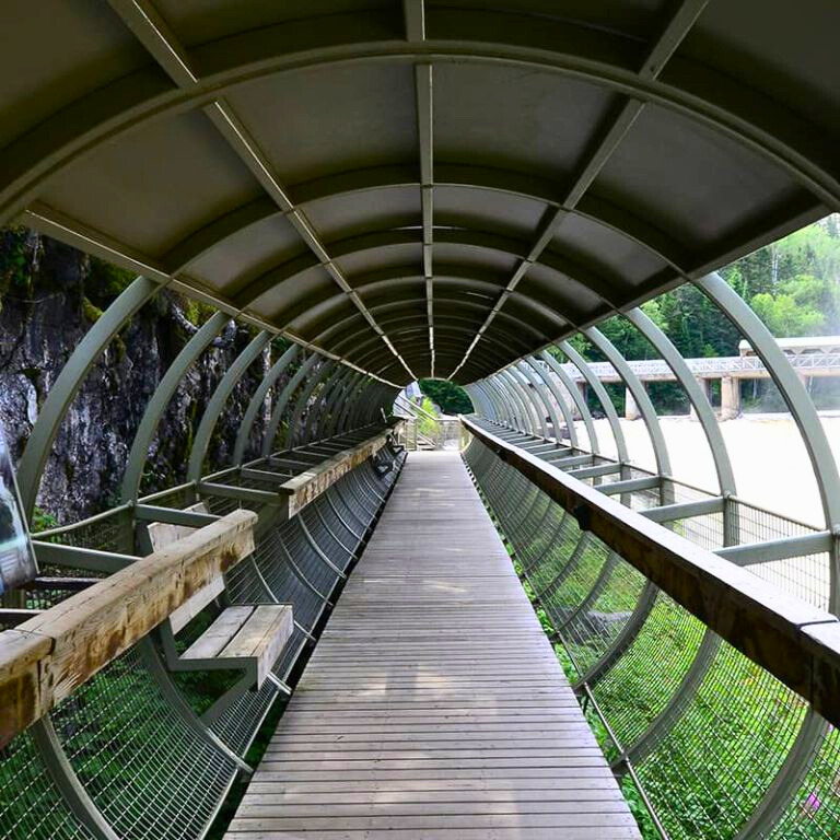 Passerelle en milieu naturel – Trou de la Fée, Saguenay–Lac-Saint-Jean Inter-Projet Construction | Entrepreneur général en génie civil et bâtiment au Québec