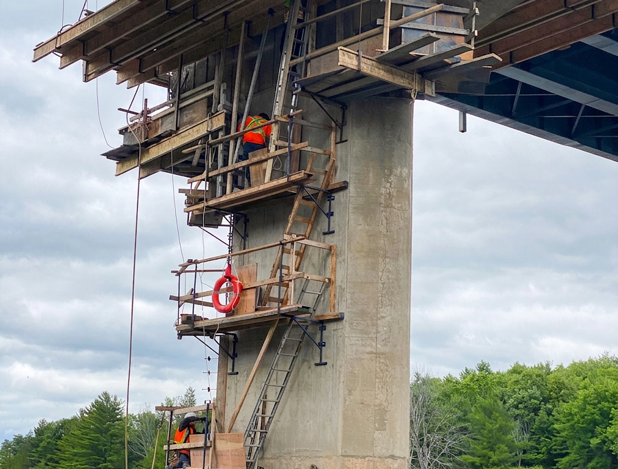 Réfection du pont de Portage-du-Fort, Travaux subaquatiques et métallisation | Outaouais Interprojet Construction | Entrepreneur général en génie civil et bâtiment au Québec