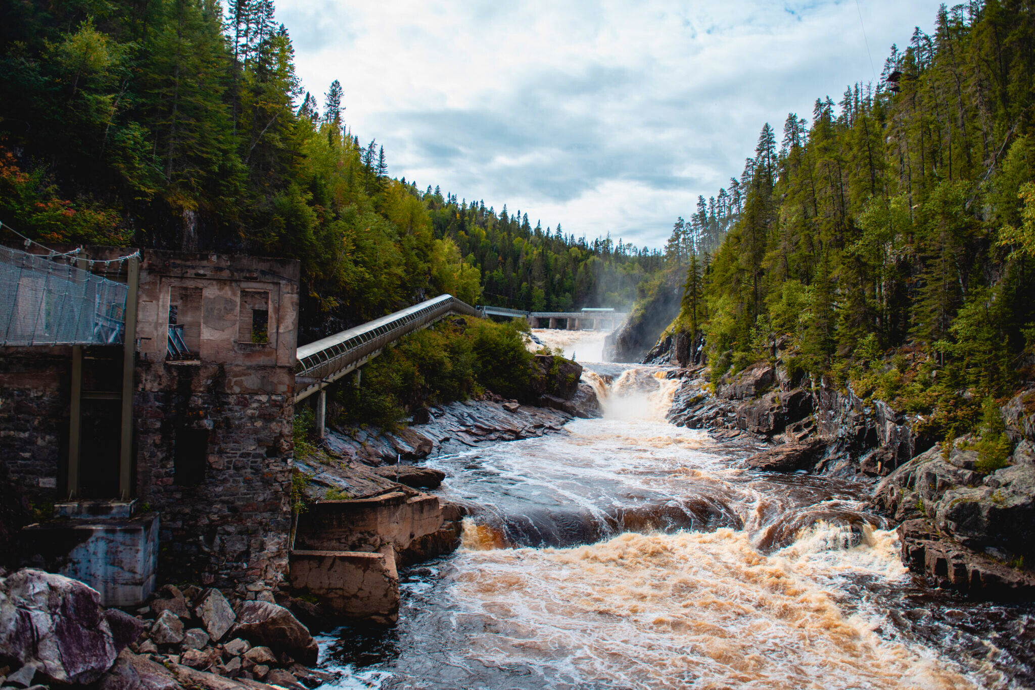 Passerelle en milieu naturel – Trou de la Fée, Saguenay–Lac-Saint-Jean Inter-Projet Construction | Entrepreneur général en génie civil et bâtiment au Québec