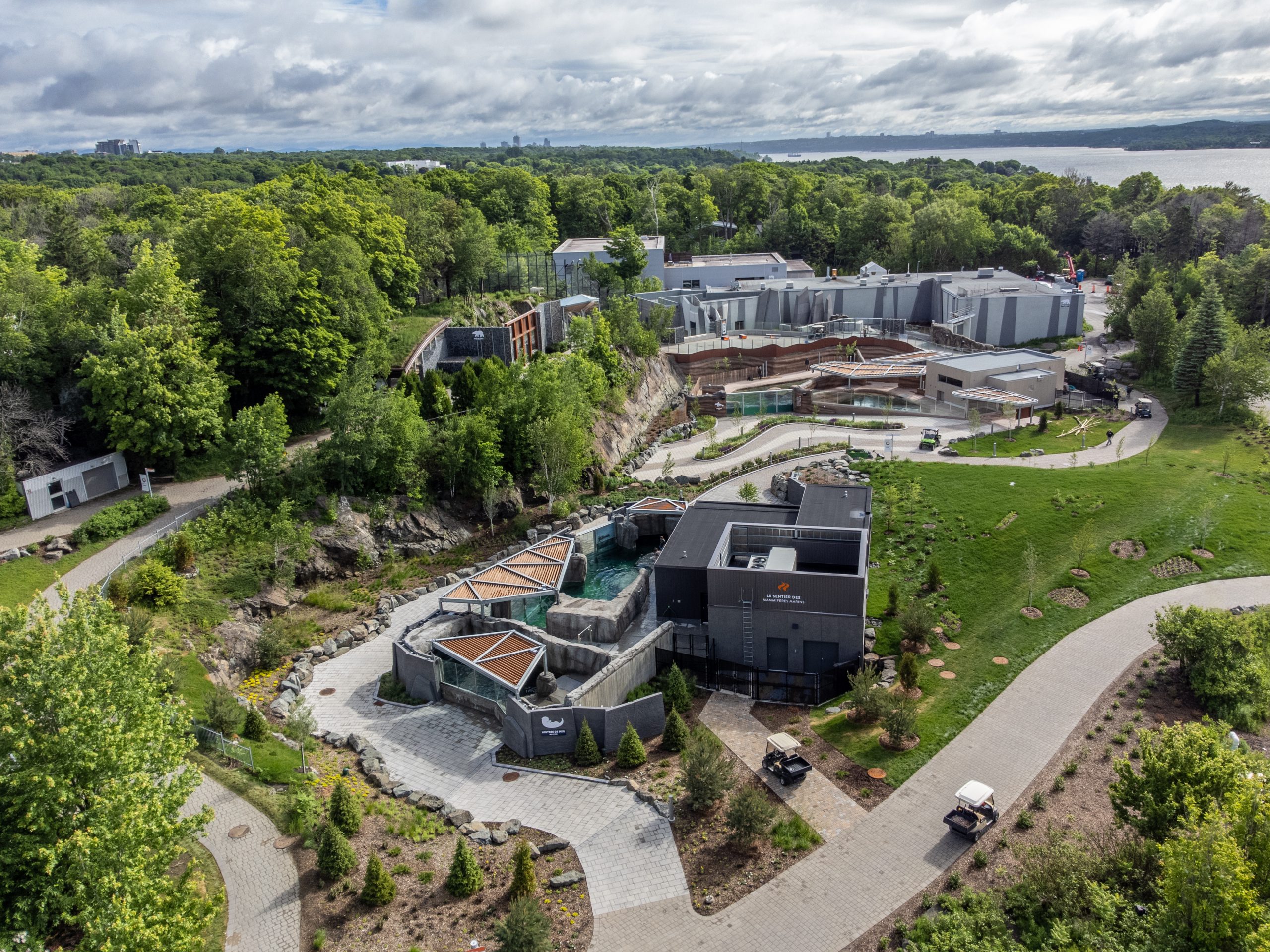 Construction et aménagement habitat louphoque | Aquarium du Québec Interprojet Construction | Entrepreneur général en génie civil et bâtiment au Québec