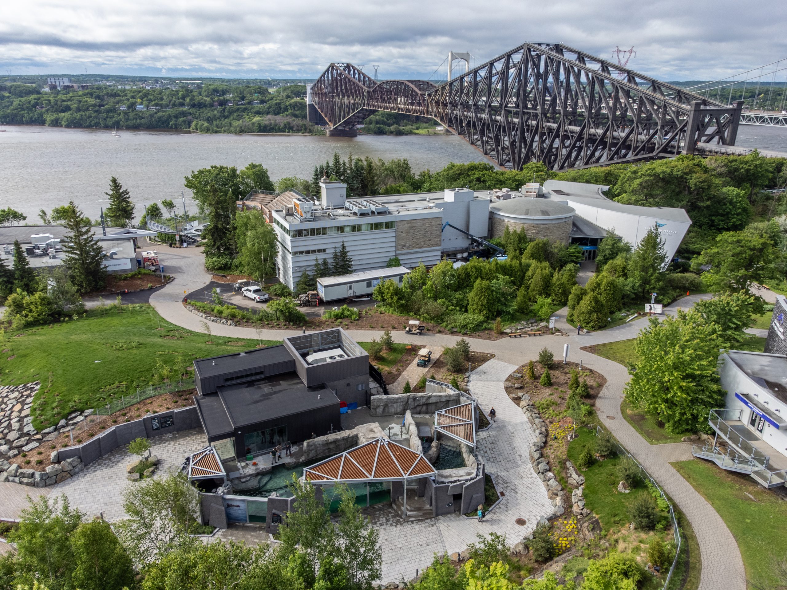 Construction et aménagement habitat louphoque | Aquarium du Québec Interprojet Construction | Entrepreneur général en génie civil et bâtiment au Québec