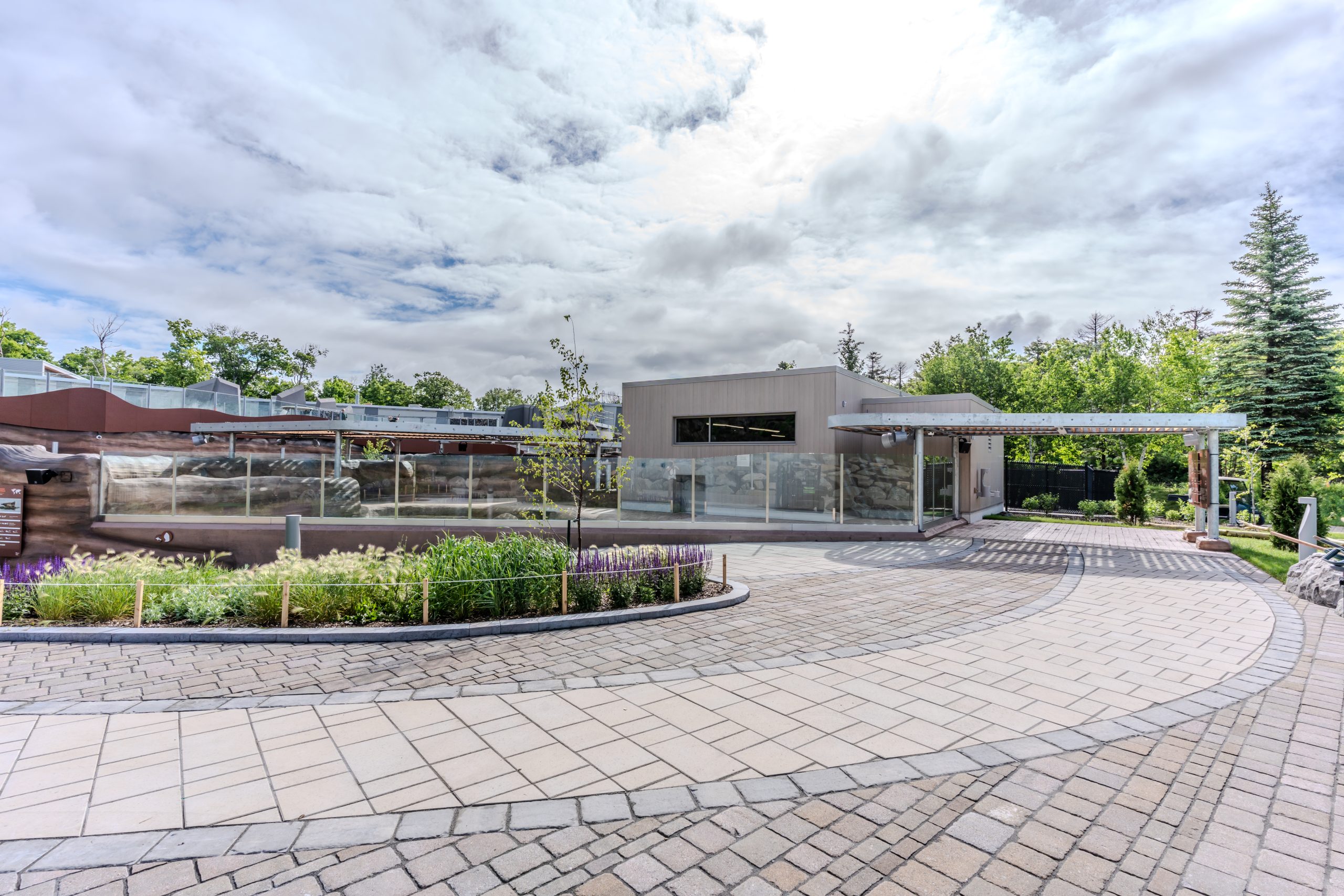 Construction et aménagement habitat louphoque | Aquarium du Québec Interprojet Construction | Entrepreneur général en génie civil et bâtiment au Québec
