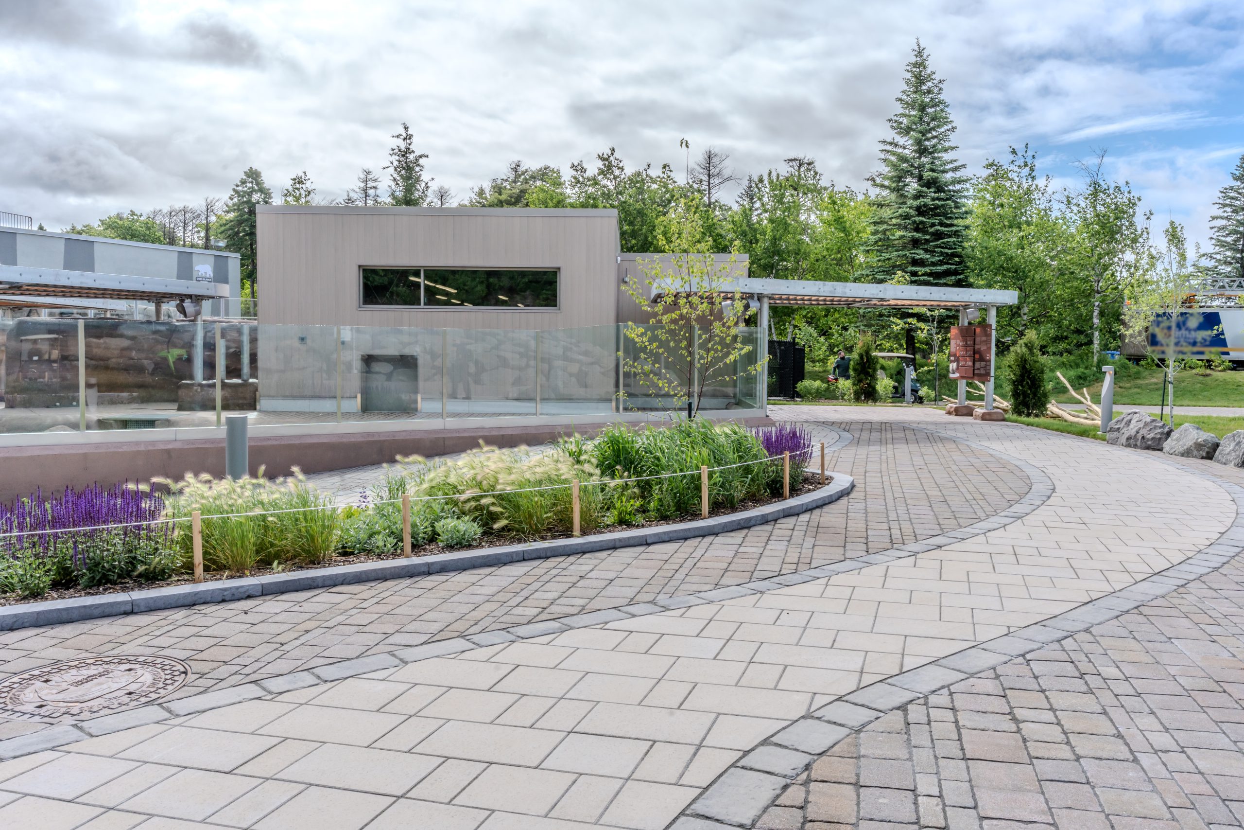 Construction et aménagement habitat louphoque | Aquarium du Québec Interprojet Construction | Entrepreneur général en génie civil et bâtiment au Québec